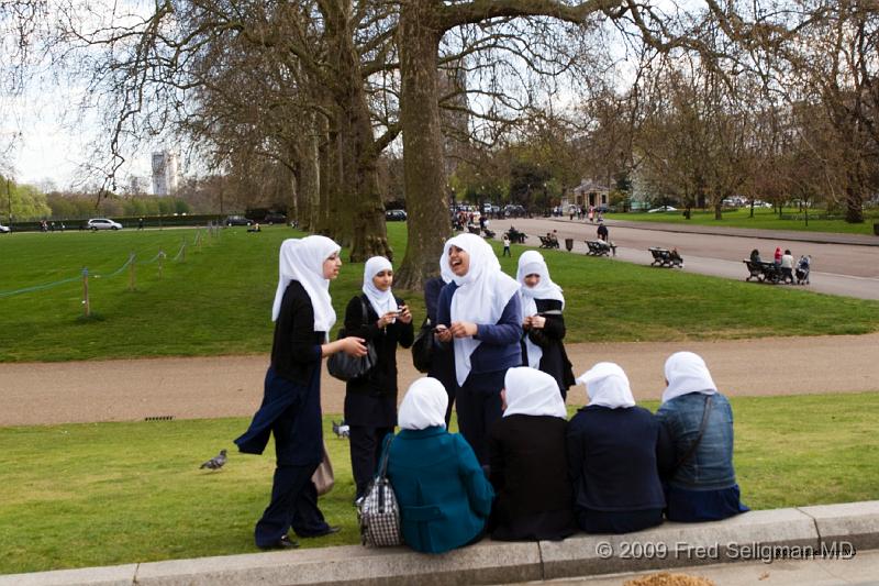 20090408_123909_D300 P1.jpg - Girls visiting Kensington Gardens
